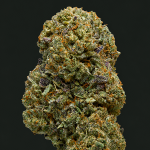 Photo de fleurs Dussy Indoor de GreenCanopy avec des têtes compactes, résineuses et recouvertes de trichomes scintillants.