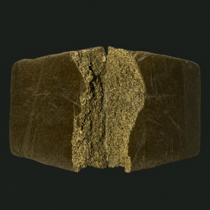 Résine Charras compacte et sombre avec texture détaillée proposée par GreenCanopy Shop.