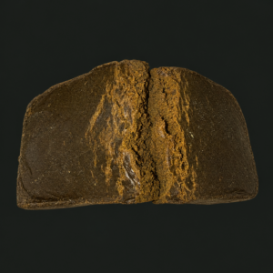 résine cbd libanais hash rouge texture sèche artisanal gros plan